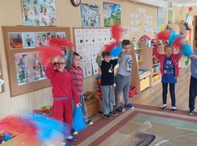 ZAJĘCIA RYTMICZNE - UCZYMY SIĘ RÓŻNYCH UKŁADÓW TANECZNYCH