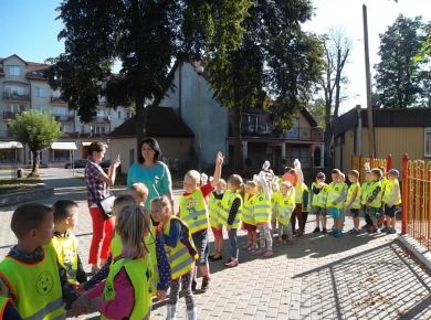 16.09.2016r UDZIAŁ W AKCJI SPRZĄTANIE ŚWIATA 5-6 LATKI