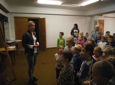 26.10.2016r ZWIEDZANIE WYSTAWY W BIBLIOTECE PT. CZARY MARY JESIENNE DARY