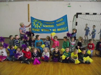 ZAWODY SPORTOWE- KIBICUJEMY STARSZYM KOLEGOM I KOLEŻANKOM- 4-LATKI