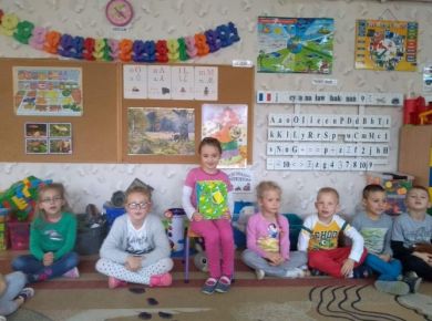 12_04_UDZIAŁ BABCI PRZEDSZKOLAKA Z NASZEGO PRZEDSZKOLA W INNOWACJI PEDAGOGICZNEJ- CZYTAJ RAZEM Z NAMI