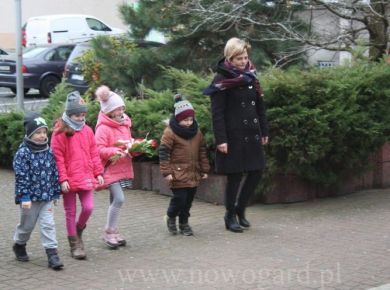 ZŁOŻENIE KWIATÓW POD POMNIKIEM - 74 ROCZNICA ZDOBYCIA NOWOGARDU