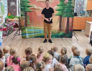 UCZESTNICZYMY W KONCERTACH ORAZ TEATRZYKACH- POZNAJEMY PRACĘ AKTORÓW ORAZ MUZYKÓW