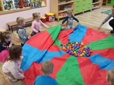 03_05 EDUKACYJNE ZABAWY  Z CHUSTĄ