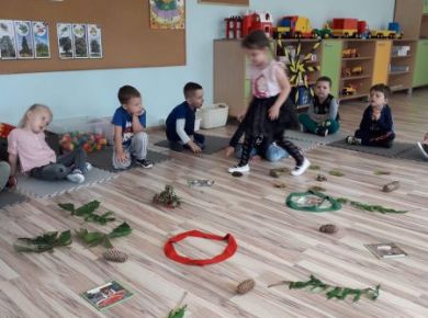 10_21_Z wielkim koszem idzie jesień po lesie
