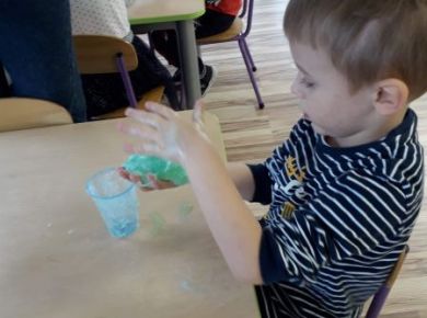 12_18_Innowacja pedagogiczna- Sensopaka dla przedszkolaka. Zabawa sensoryczna- wyrabiamy glutka.