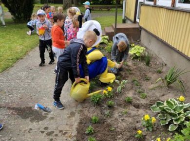08_26_SADZENIE KRZEWÓW ORAZ KWIATÓW WRAZ Z PRACOWNIKAMI FIRMY MRÓWKA ORAZ  Z PANEM BURMISTRZEM