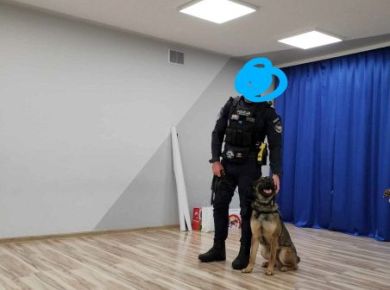 02_15_WIZYTA FUNKCJONARIUSZA POLICJI Z PSEM TROPIĄCYM