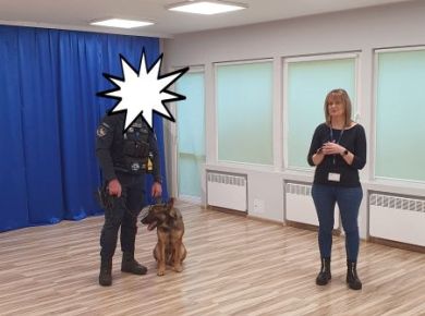 WIZYTA FUNKCJONARIUSZY POLICJI Z PSEM TROPIĄCYM
